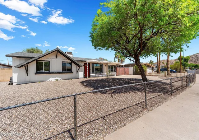 4th image of 2240 W Paradise Dr, Phoenix, AZ 85029 | MLS# 7052893