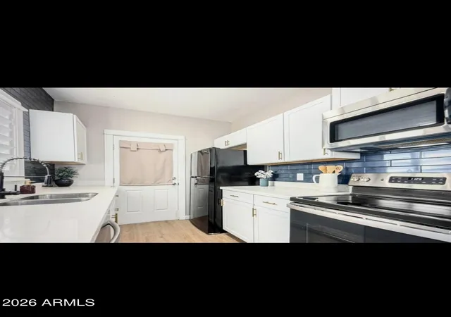Photo 3 of Single family home for sale at 809 N 11th Avenue, Phoenix, AZ 85007 | MLS# 7049951 | Listing updated on 2026-08-11