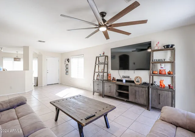 Photo 4 of Single family home for sale at 1098 E Nardini St, San Tan Valley, AZ 85140 | MLS# 7050649 | Listing updated on 2026-10-09
