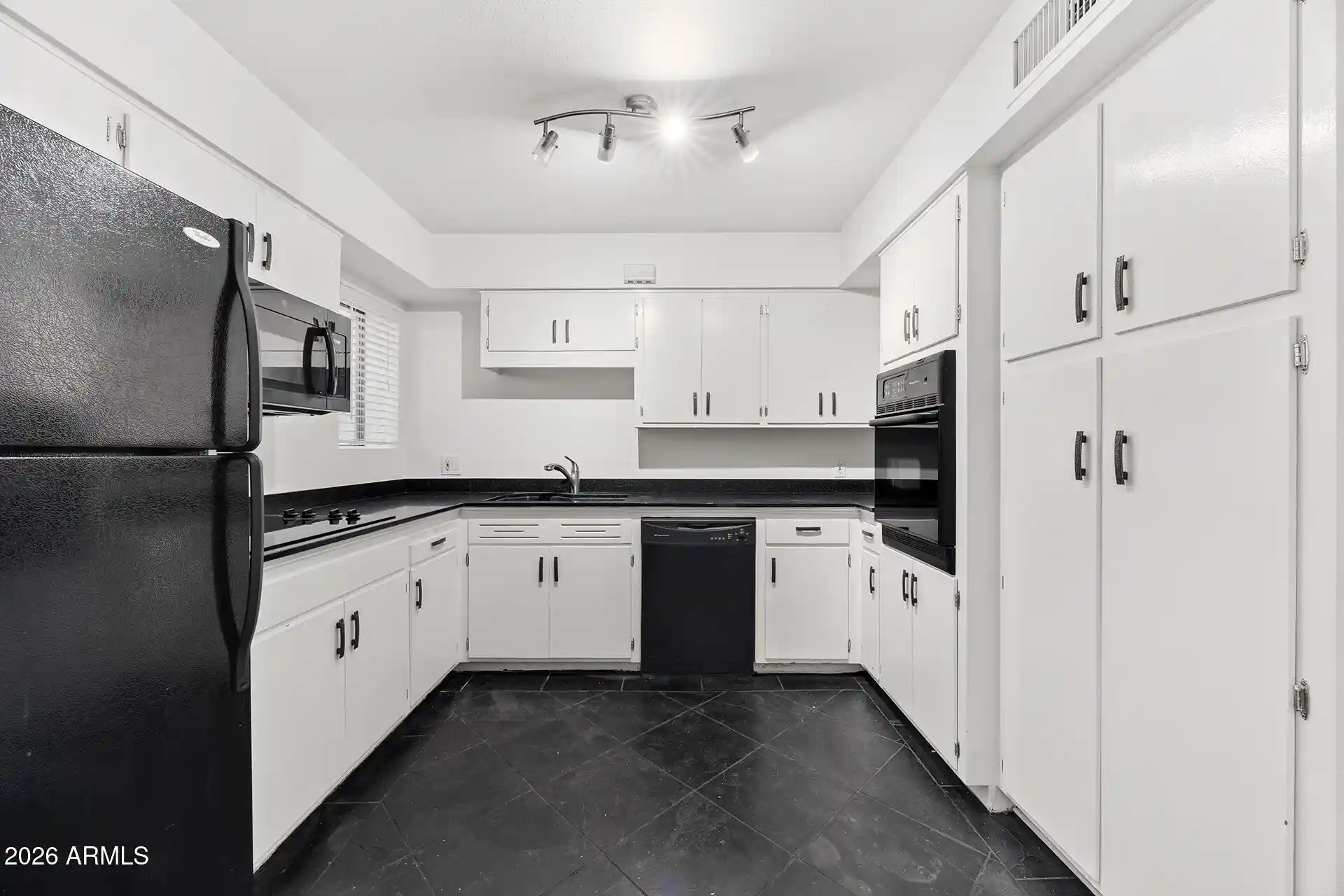 Listing Photo 2 - Condo for sale in 6501 N 17Th Ave located at 6501 N 17Th Ave, Phoenix, AZ 85015 - Unit #113