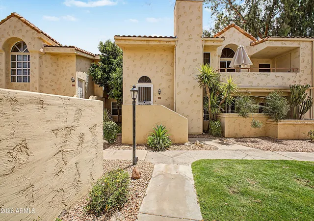 Listing Photo 2 - Condo for sale in building located at 1333 E Morten Ave, Phoenix, AZ 85020 - Unit #206