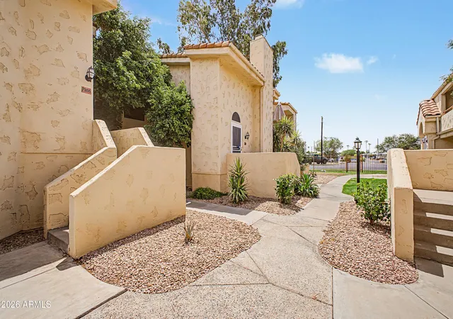 Listing Photo 3 - Condo for sale in building located at 1333 E Morten Ave, Phoenix, AZ 85020 - Unit #206
