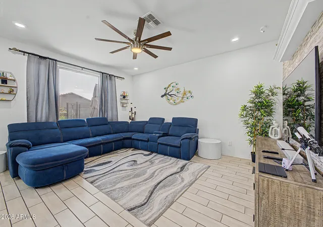 3rd image of 12333 W Kaler Dr, Glendale, AZ 85307 | MLS# 7063521
