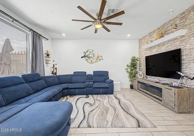 5th image of 12333 W Kaler Dr, Glendale, AZ 85307 | MLS# 7063521