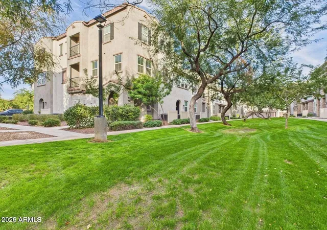Listing Photo 4 - Condo for sale in building located at 2367 E Huntington Dr, Phoenix, AZ 85040