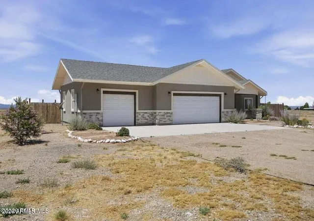Photo 4 of Single family home for sale at 26180 N Vineyard Ln, Paulden, AZ 86334 | MLS# 7053412 | Listing updated on 2026-10-10