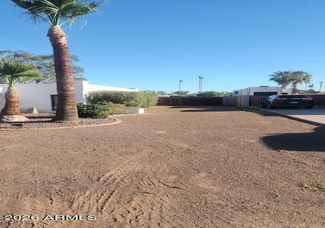 Photo 3 of Single family home for sale at 7136 W John Cabot Rd, Glendale, AZ 85308 | MLS# 7054067 | Listing updated on 2026-10-01