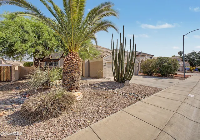 Photo 4 of Single family home for sale at 5267 W Angela Dr, Glendale, AZ 85308 | MLS# 7066089 | Listing updated on 2026-10-01