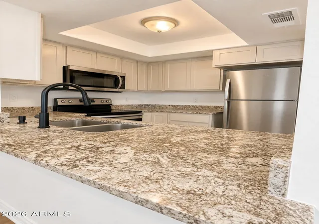 Photo 4 of Townhouse for sale at 7515 N 47th Lane, Glendale, AZ 85301 | MLS# 7054444 | Listing updated on 2026-09-24