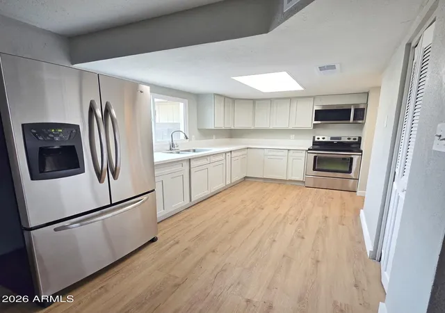 Photo 3 of Townhouse for sale at 5725 N 44th Lane, Glendale, AZ 85301 | MLS# 7055959 | Listing updated on 2026-08-11