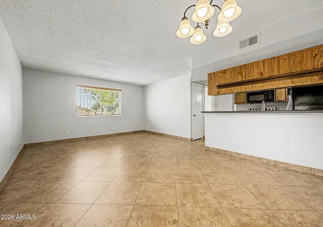 Listing Photo 5 - Condo for sale in building located at 8802 N 8Th St, Phoenix, AZ 85020 - Unit #A2