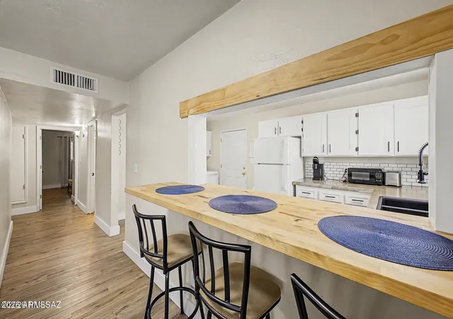 Photo 4 of Townhouse for sale at 510 N Iroquois Ave, Tucson, AZ 85745 | MLS# 7056320 | Listing updated on 2026-08-25