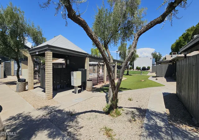2nd image of 286 W Palomino Dr, Chandler, AZ 85225