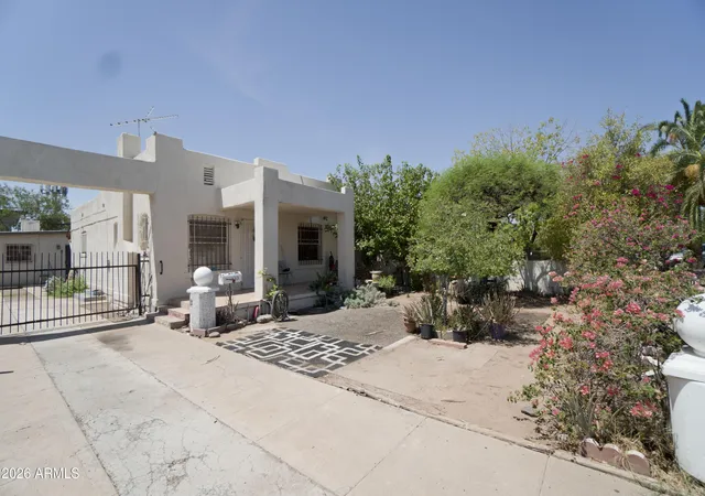 Photo 3 of Sale Pending at 1433 E Brill St, Phoenix, AZ 85006 | MLS# 7058462 | Listing updated on 2026-09-06