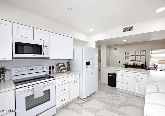 2nd image of 10013 W Desert Forest Cir, Sun City, AZ 85351 | MLS# 7060137