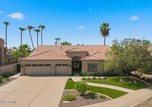 Photo 3 of Sale Pending at 1819 E Monarch Bay Dr, Gilbert, AZ 85234 | MLS# 7059315 | Listing updated on 2026-09-30