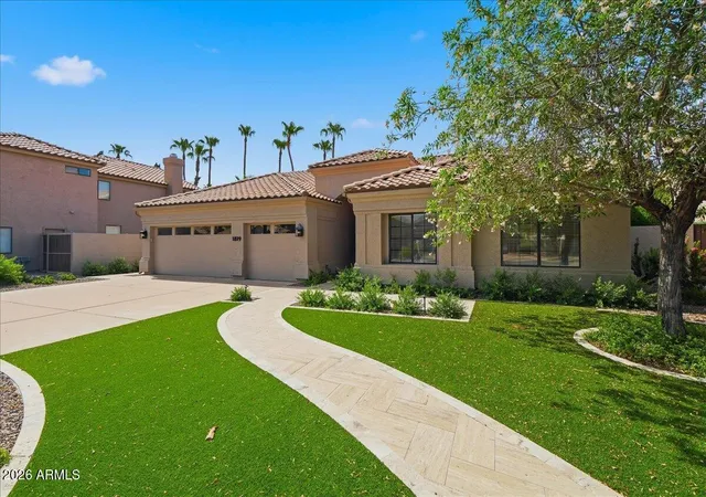Photo 4 of Sale Pending at 1819 E Monarch Bay Dr, Gilbert, AZ 85234 | MLS# 7059315 | Listing updated on 2026-09-30