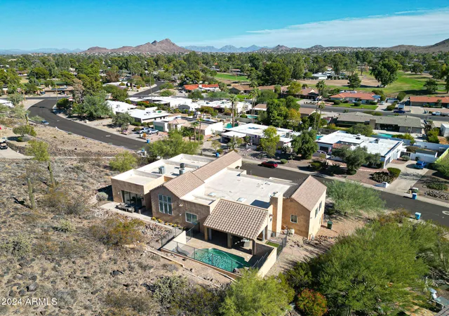 2nd image of 1044 W Indian Hills Pl, Phoenix, AZ 85023 | MLS# 7060414