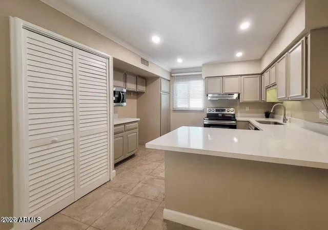 Listing Photo 2 - Condo for sale in building located at 810 E Colter St, Phoenix, AZ 85014 - Unit #34