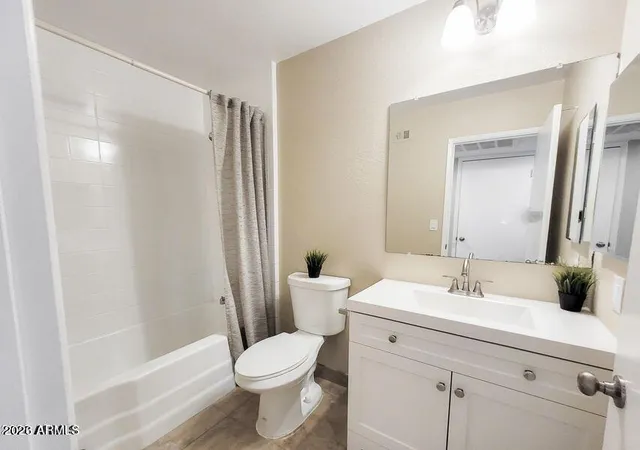 Listing Photo 3 - Condo for sale in building located at 810 E Colter St, Phoenix, AZ 85014 - Unit #34