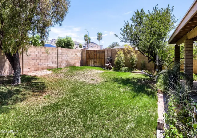 3rd image of 864 E Paradise Ln, Phoenix, AZ 85022 | MLS# 7061699