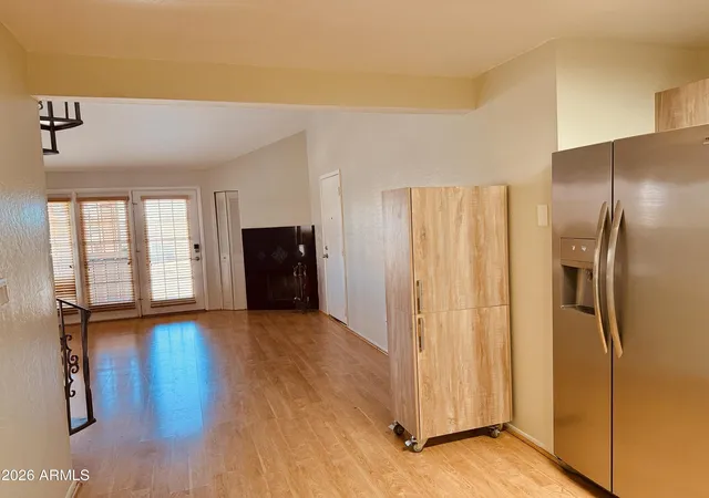 Listing Photo 5 - Condo for sale in building located at 4901 S Calle Los Cerros Dr, Phoenix, AZ 85282 - Unit #273
