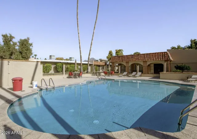 Listing Photo 2 - Condo for sale in building located at 1320 E Bethany Home Rd, Phoenix, AZ 85014 - Unit #77