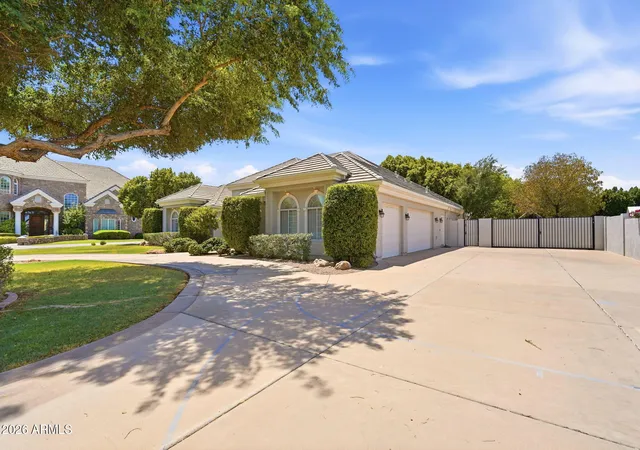 Photo 3 of Single family home for sale at 302 S Tucana Ct, Gilbert, AZ 85296 | MLS# 7064388 | Listing updated on 2026-09-15
