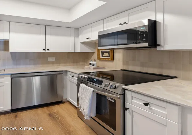 Listing Photo 5 - Condo for sale in building located at 8649 E Royal Palm Rd, Scottsdale, AZ 85258 - Unit #213