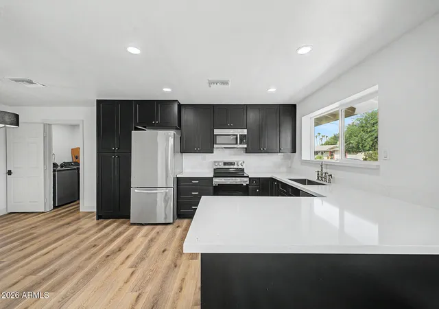 3rd image of 1821 W Villa Rita Dr, Phoenix, AZ 85023 | MLS# 7066040