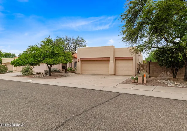 Photo 2 of Sale Pending at 6461 N Sun Blf Dr, Tucson, AZ 85704 | MLS# 7067126 | Listing updated on 2026-09-02