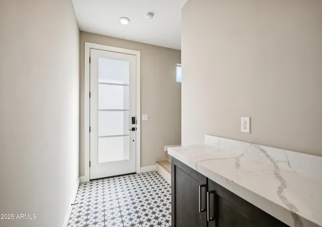 Listing Photo 4 - Condo for sale in building located at 2121 W Sonoran Desert Dr, Phoenix, AZ 85085 - Unit #3