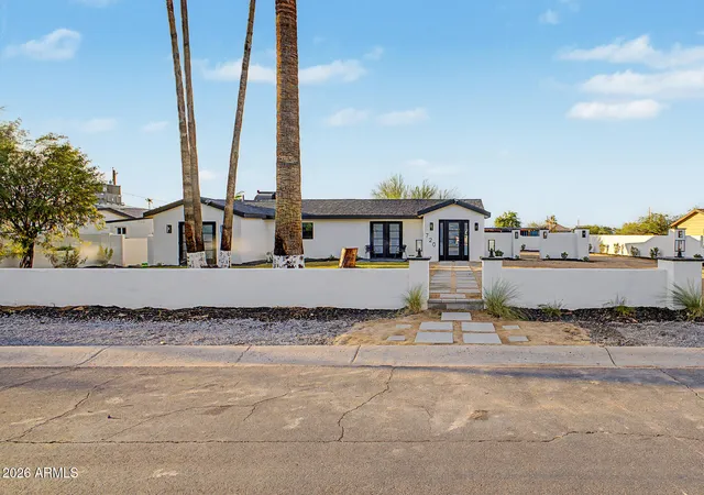 2nd image of 720 E Desert Ln, Phoenix, AZ 85042 | MLS# 7070033