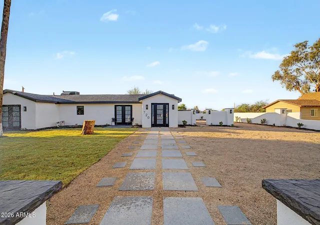 3rd image of 720 E Desert Ln, Phoenix, AZ 85042 | MLS# 7070033