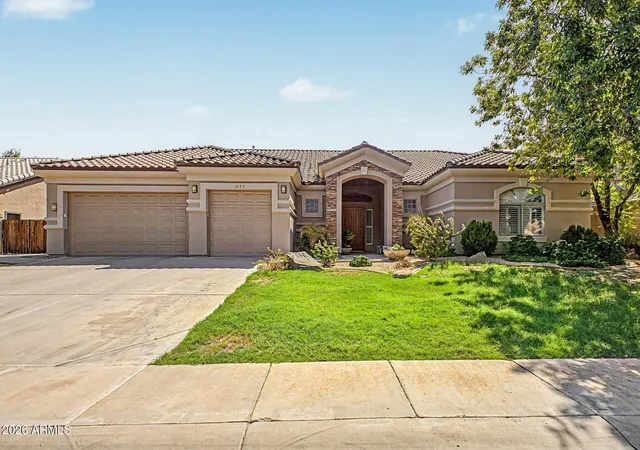 Photo 2 of Single family home for sale at 1095 N Jamaica Ct, Gilbert, AZ 85234 | MLS# 7069620 | Listing updated on 2026-09-09
