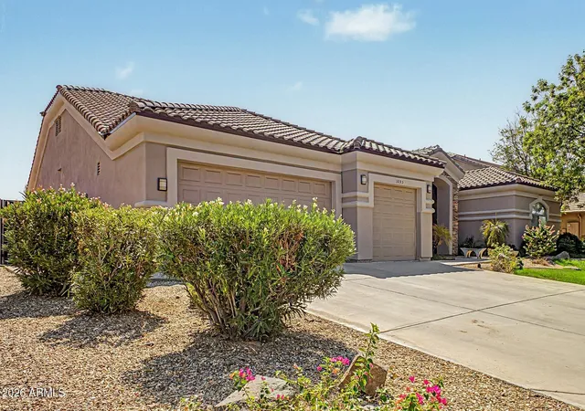 Photo 3 of Single family home for sale at 1095 N Jamaica Ct, Gilbert, AZ 85234 | MLS# 7069620 | Listing updated on 2026-09-09