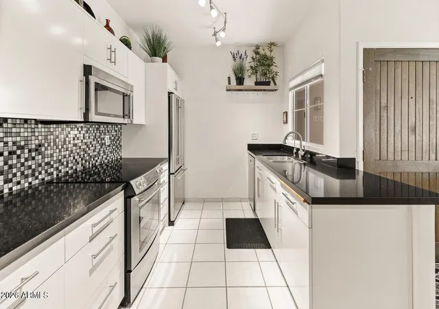 Listing Photo 4 - Condo for sale in building located at 11333 N 92Nd St, Scottsdale, AZ 85260 - Unit #1021