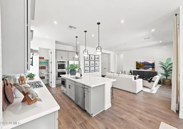 3rd image of 10231 S 20Th Ln, Phoenix, AZ 85041 | MLS# 7070037