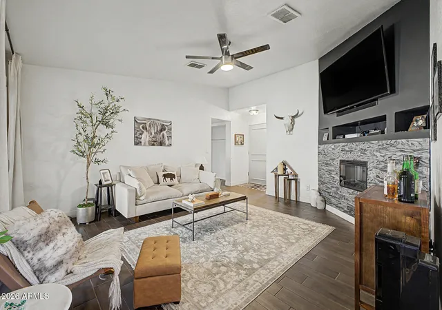 Photo 3 of Single family home for sale at 4640 N 77Th Dr, Phoenix, AZ 85033 | MLS# 7070541 | Listing updated on 2026-09-09