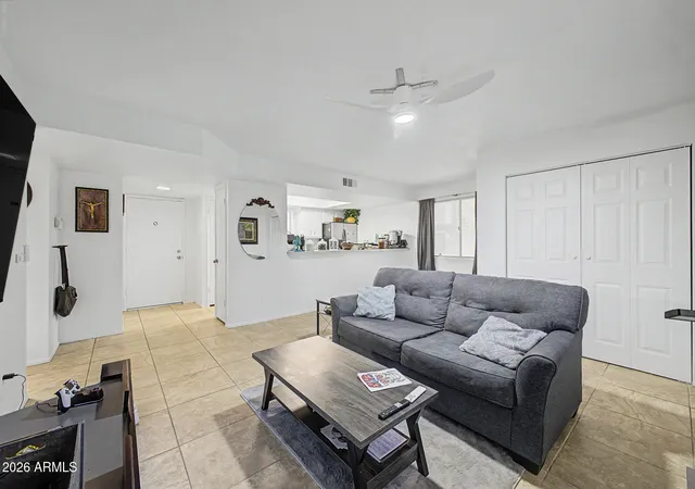 Listing Photo 4 - Condo for sale in building located at 8847 N 8Th St, Phoenix, AZ 85020 - Unit #101