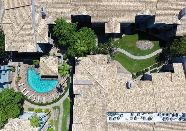 Listing Photo 3 - Condo for sale in building located at 2025 E Campbell Ave, Phoenix, AZ 85016 - Unit #140