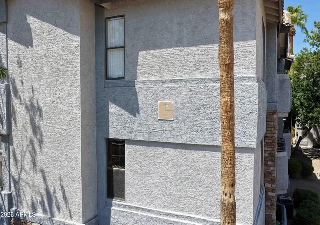 Listing Photo 4 - Condo for sale in building located at 2025 E Campbell Ave, Phoenix, AZ 85016 - Unit #140