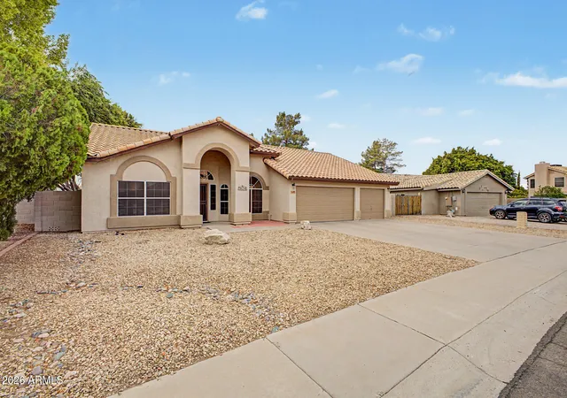 Photo 2 of Single family home for sale at 7639 W Crocus Dr, Peoria, AZ 85381 | MLS# 7072866 | Listing updated on 2026-09-07