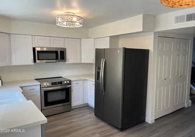 Listing Photo 4 - Condo for sale in building located at 4901 E Kelton Ln, Scottsdale, AZ 85254 - Unit #1064