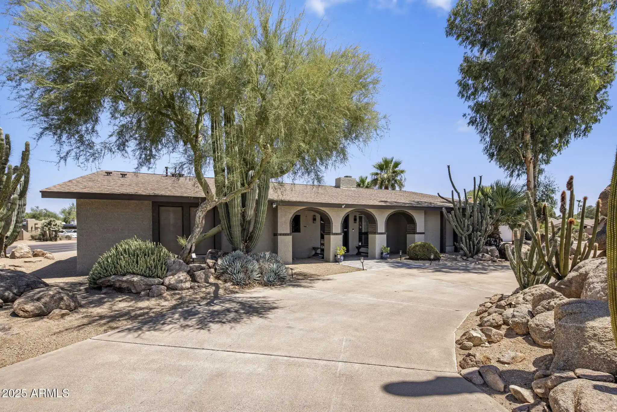 Photo 1 of Sale Pending at 852 W Caribbean Ln, Phoenix, AZ 85023 | MLS# 7081156 | Listing updated on 2026-10-17