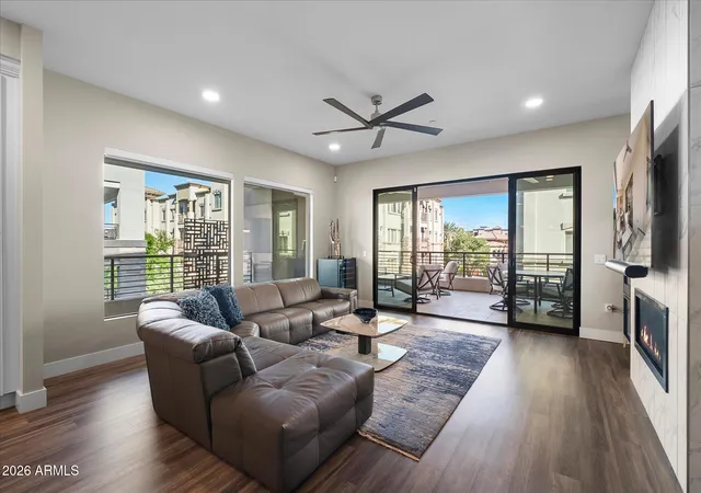 Condo for sale at 5250 E Deer Valley Dr #353, Phoenix, AZ 85054 | MLS# 7098397