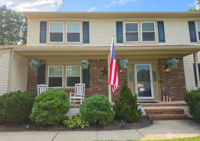 2nd image of 16 Glynn Ct, Sayreville, NJ 08859 | MLS# 2702967R