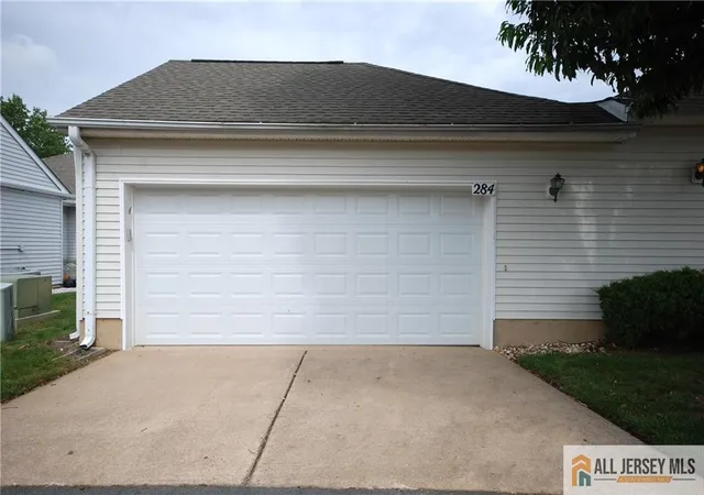 2nd image of 284 Mockingbird Dr, Monroe Township, NJ 08831