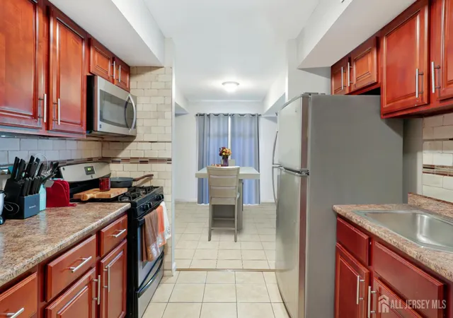 Photo 4 of Condo for sale at 39 Powderhorn Ct, Woodbridge, NJ 07095 | MLS# 2606679R | Listing updated on 2026-01-03