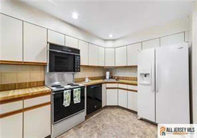 Listing Photo 5 - Condo for sale in building located at 16 Alexander Hamilton Ct, Jamesburg, NJ 08831 - Unit #B
